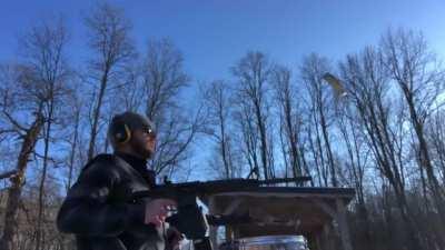 Этот чувак знает толк в ударных