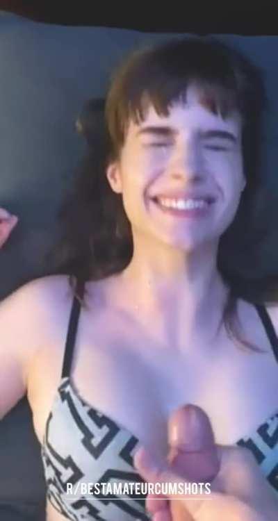 Cutie Gets a Happy Cum Surprise 😍😍