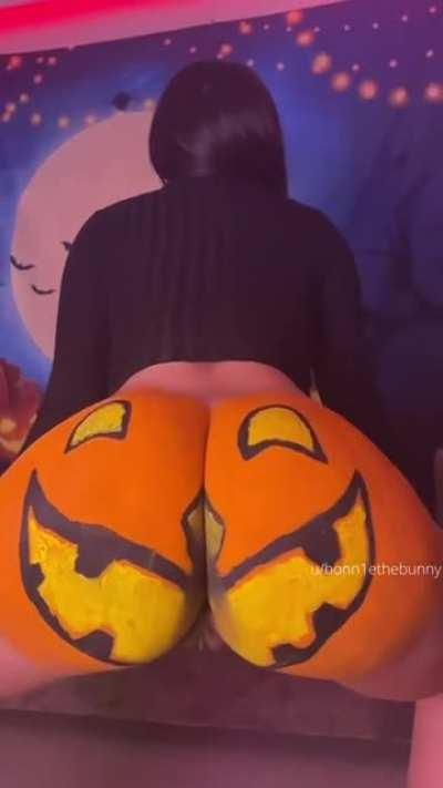 Thicc or treat? 😸🎃