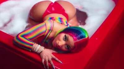 Nikki Minaj Bouncing