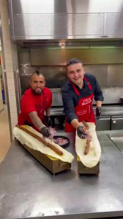 Vidal y CZNBurak haciendo un exquisito kebab.