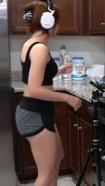 Uff, ese culito tan delicioso. 🍑