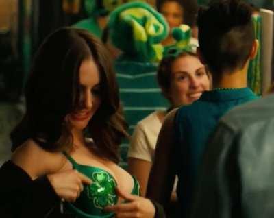 In ‘How to Be Single’