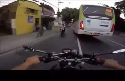Idiot on motorcycle doesn’t see bus doing left turn, almost dies.