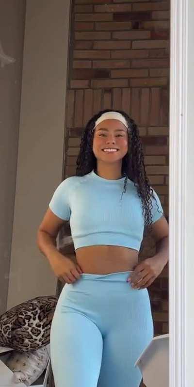 Emily (@ilovesmilinggg)