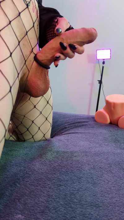 Veiny goth girl dick 🤤