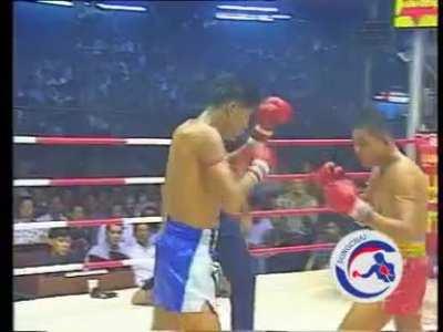 One of the most Legendary Rounds of Muay Thai, The Elbow war (:40 second mark gets crazy, Sakmongkol vs Jongsanan)