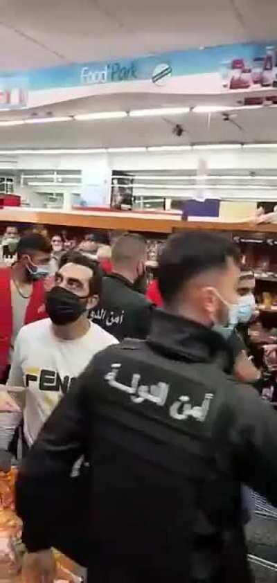 بيع المواد الغذائية لحملة الهوية من اللبنانيين فقط، وبإشراف أمن الدولة