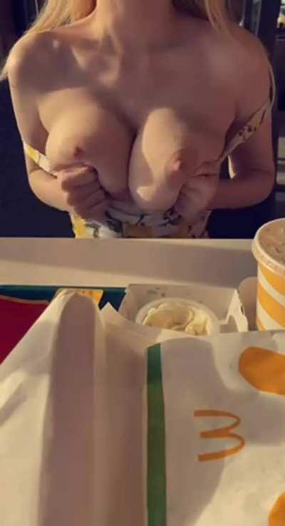 I flash my boobs as a thank you for the food 🫣