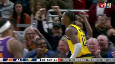 [Highlight] Bennedict Mathurin throws down the fastbreak windmill!