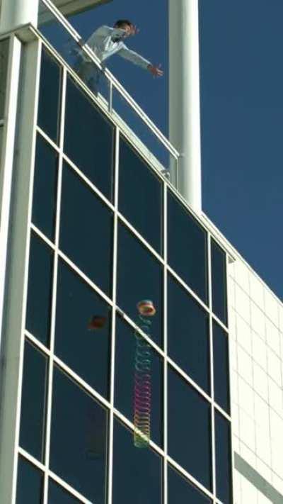 The bottom of slinky doesn't fall