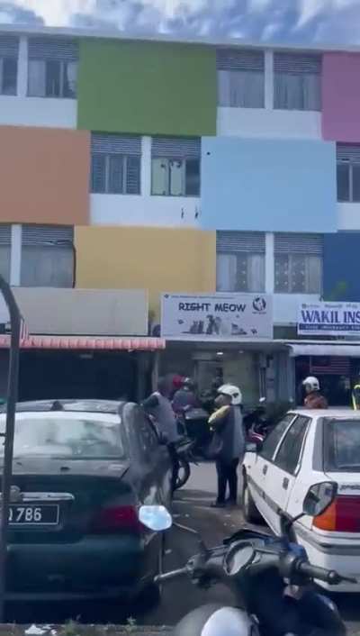 Wanita lompat dari tingkat 4