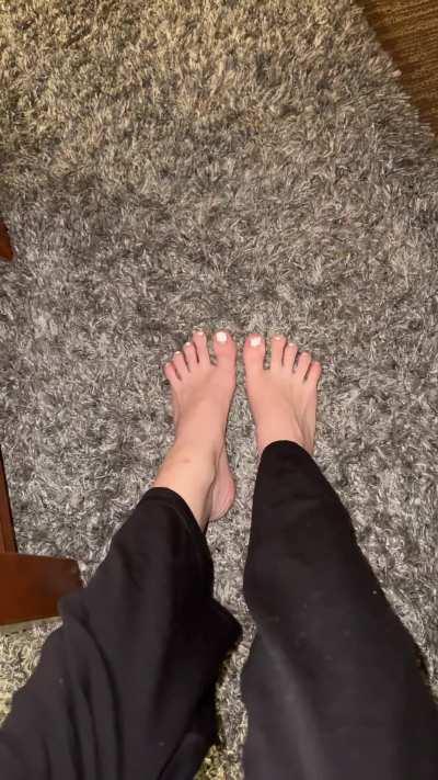 pm me if you want to be in a feet content gc on sc with me and my friend (;