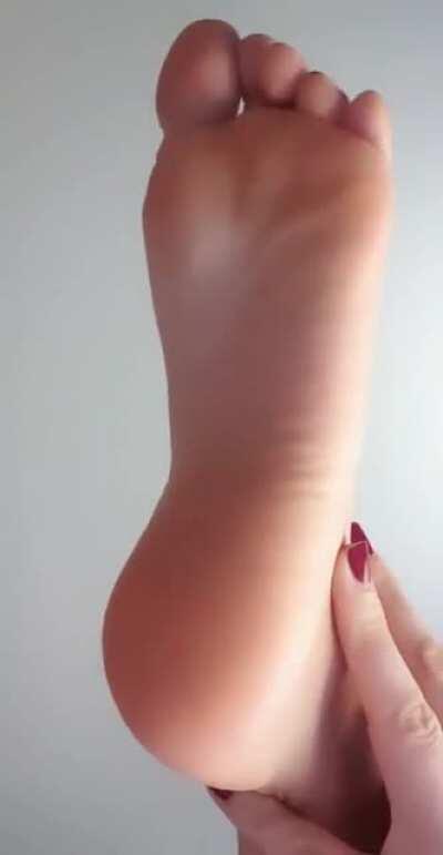 Imagine my sole in your face, so close that you can smell and taste it. Feel the softness, so soft...Just for you 🤭😘