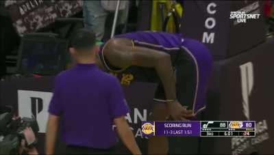 [Highlight] LeBron fast break dunk from the pass from Reaves