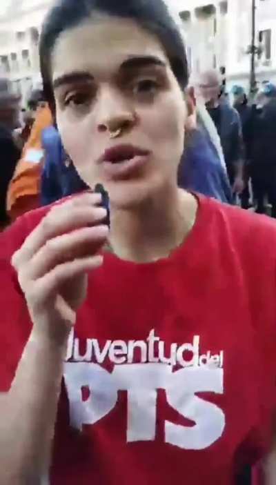 Estudiante reportando la marcha de jubilados