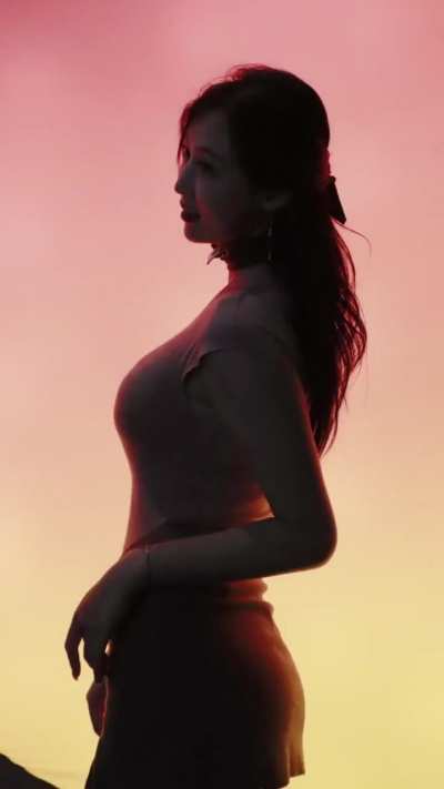 近日，前击剑冠军秦雪退役后转型网红，又被指“擦边”。。。本人直播时回应:不想火，只想挣钱养女儿。。。