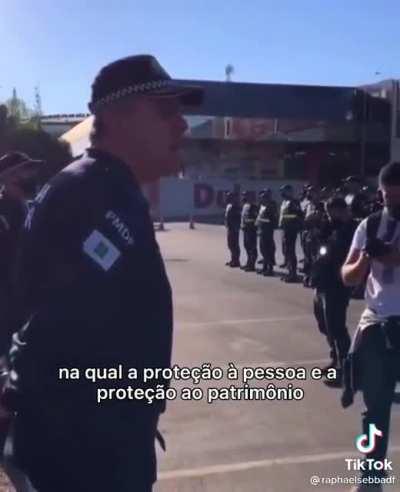 Lembrete diário: Você não é uma das pessoas que a polícia quer proteger.