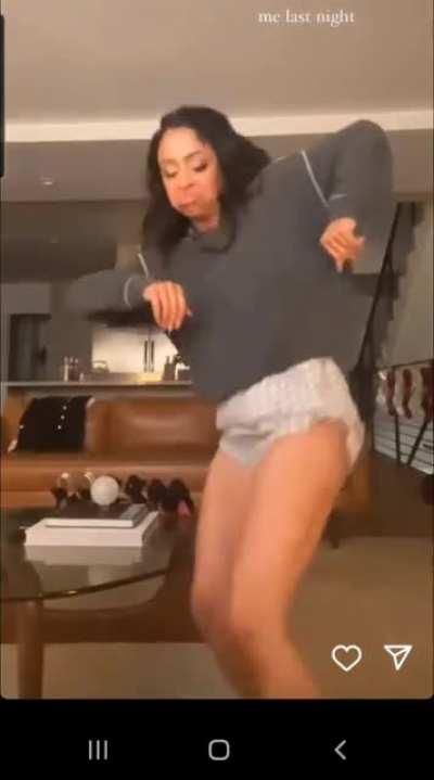 Liza throwing that booty