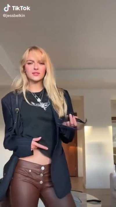 Jess had to leave the house in 5 min, she doesn't know what this fit is