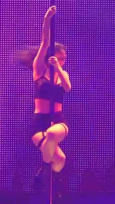 Momo pole dance 🔥