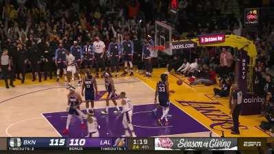 [Highlight] LeBron sinks a deep three