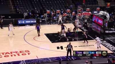 [Highlight] Kawhi gets caught in the air and turns the ball over at a critical time in the game