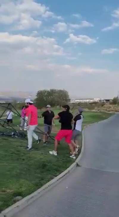 Hay dos tipos de putiza, la que se arma en el barrio y la que juega al golf...