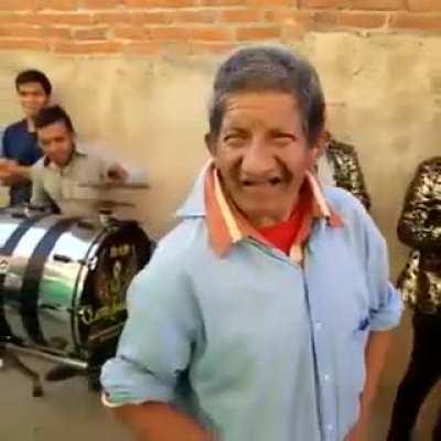 Crei que la rola se llama el triste