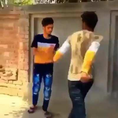 Broma a mi amigo le rompo su celular (sale mal) y termina chapandose a mi novia