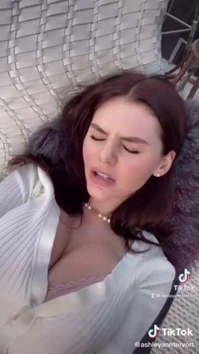 what colour was the chair 😟