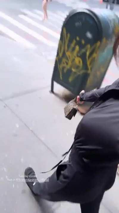 Anna Nooshin draagt geen bh's