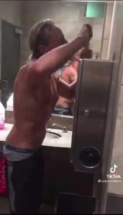 Crackhead-Type Beat in a QT Bathroom