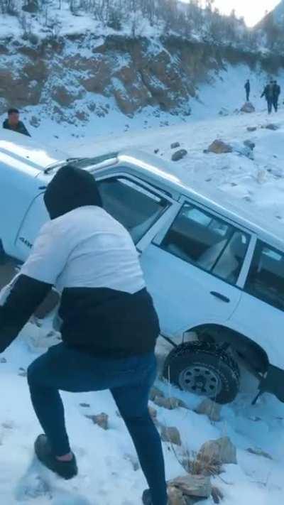 WCGW trying to drive up hills in snow without snow chains