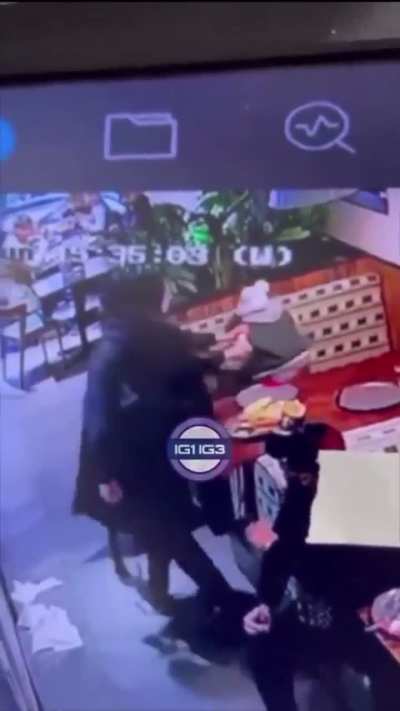 Husband assaults a waiter and wife helps him run before police arrives
