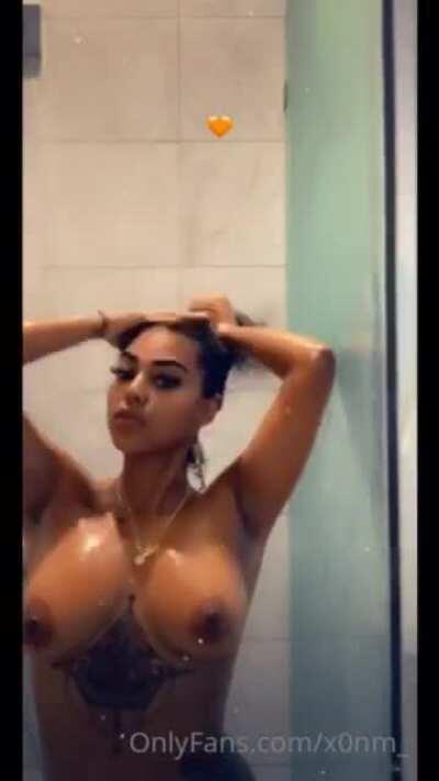 Pretty ass thot @x0nm taking a shower