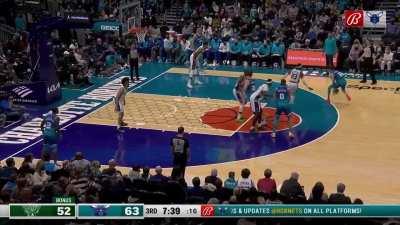 [Highlight] LaMelo uses the spin move twice to get the easy lay in!