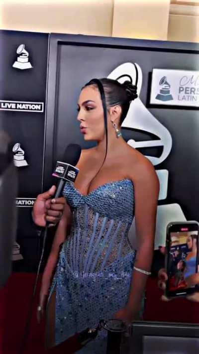 Mommy geo and her massive milk tankers. I bet she can feed the entire sub🤤