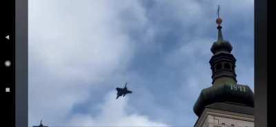 Francuski Rafale u niskom letu iznad Markovog trga