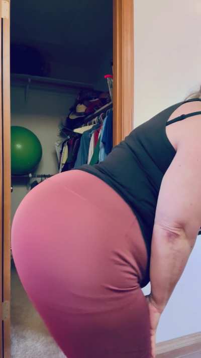 I want to lay on top of you and kiss you as you smack my ass while I let out fart after fart 💨 for you. 🥰😘
