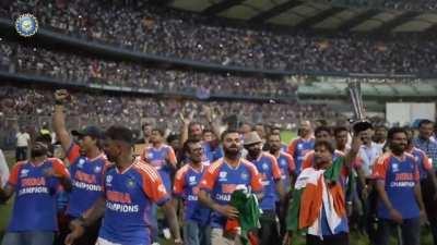 Team India singing 'Vande Maataram' with Wankhede crowd 🇮🇳