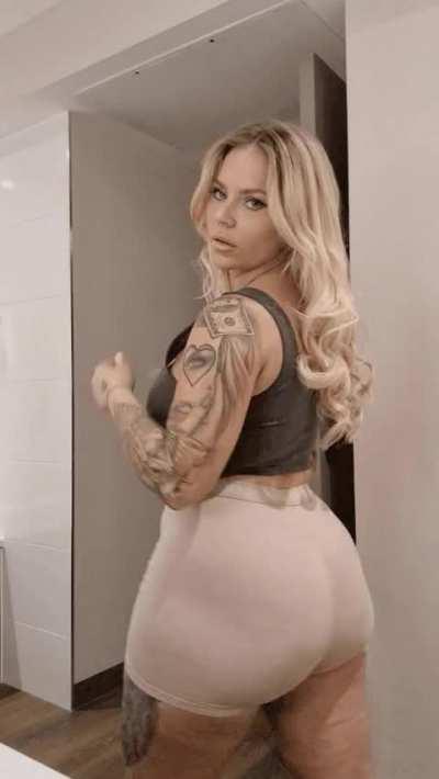 Curvy Milf saying hi the only way I know how