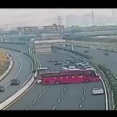Bus turns around in a highway and creates a traffic jam