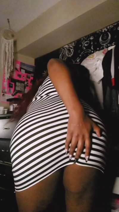 This milf doesn't believe in wearing panties 