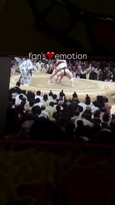 Asashoryu appreciating the emotion of the fans in a bout against Hakuho