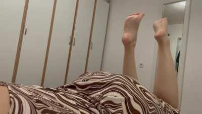 Say “yes” if you gonna worship my little feet!🤭