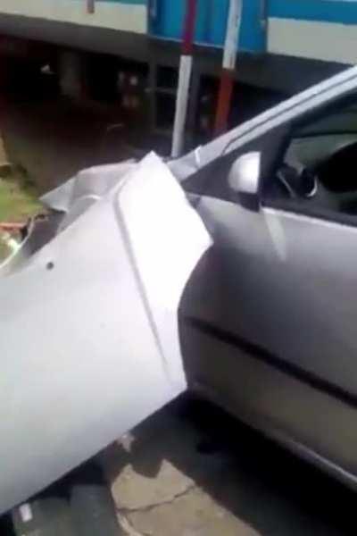 Desde octubre pasado ya son seis lo siniestros ocurridos en esta barrera de Ciudadela. Mientras tanto, acumulando agua y ratas, debajo de este mismo lugar está excavado el Soterramiento del Sarmiento, obra paralizada por falta de fondos