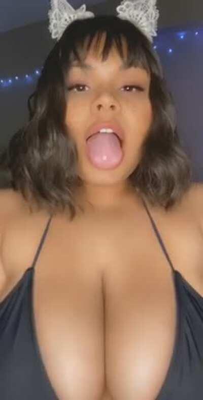 Choke me while I’m cumming and I’m all yours 💕