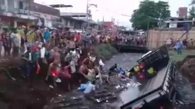 Quando um caminhão cerveja tomba aqui no bairro!