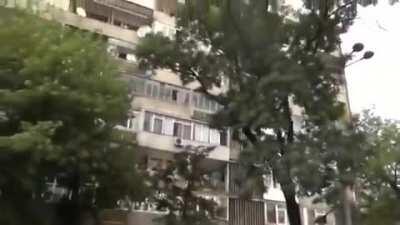 WAGTHROmani in fata casei unui rodditor r/Romania